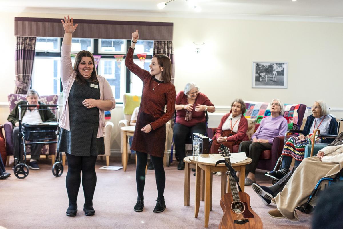 LMN Live Music In Care project session led by Maz O‘Conner at MHA Bradbury Grange, Whitstable; Photo Credit Ivan Gonzalez