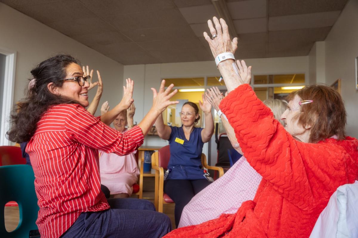 Dance Artist Filipa with patients in a Dance for Health Session